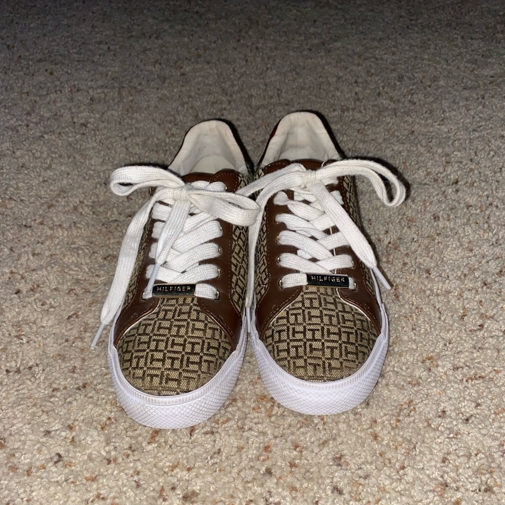 ‼️SOLD‼️ Tommy Hilfiger woman’s lirna sneaker